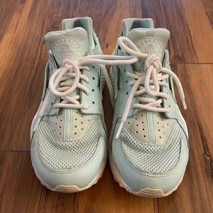 Women’s Nike Air Huarache Run SE size 8.5. Igloo green